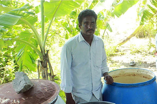 இடுபொருள்களுடன் அசோக்குமார்
