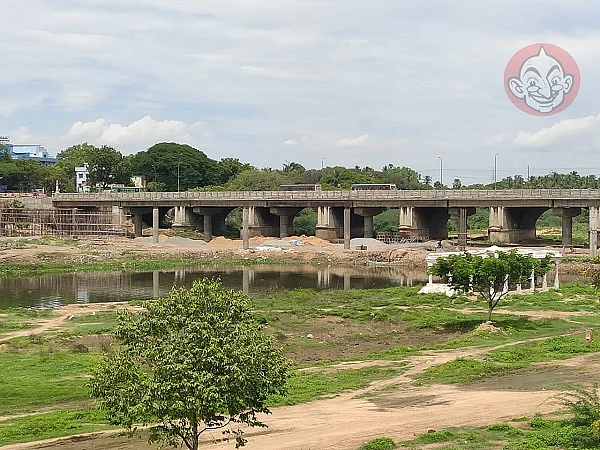 புதிய பாலம் கட்டும் பணிகள் நடக்கிறது.