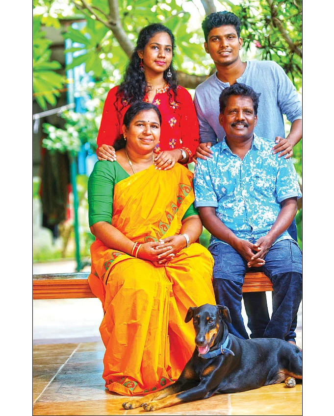 குடும்பத்துடன் கரிகாலன்-சு.தமிழ்ச்செல்வி