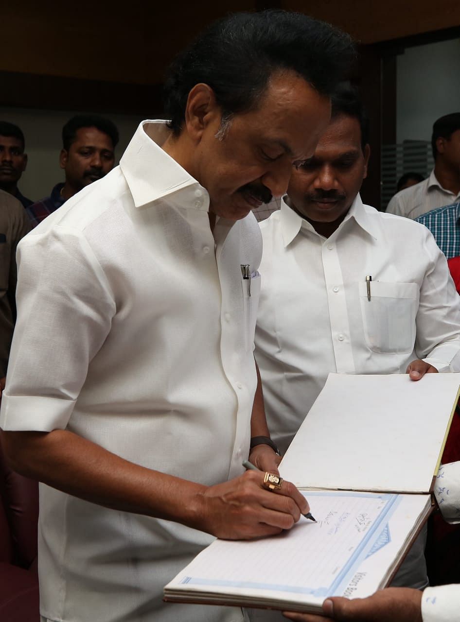 கையொப்பமிடும் ஸ்டாலின்