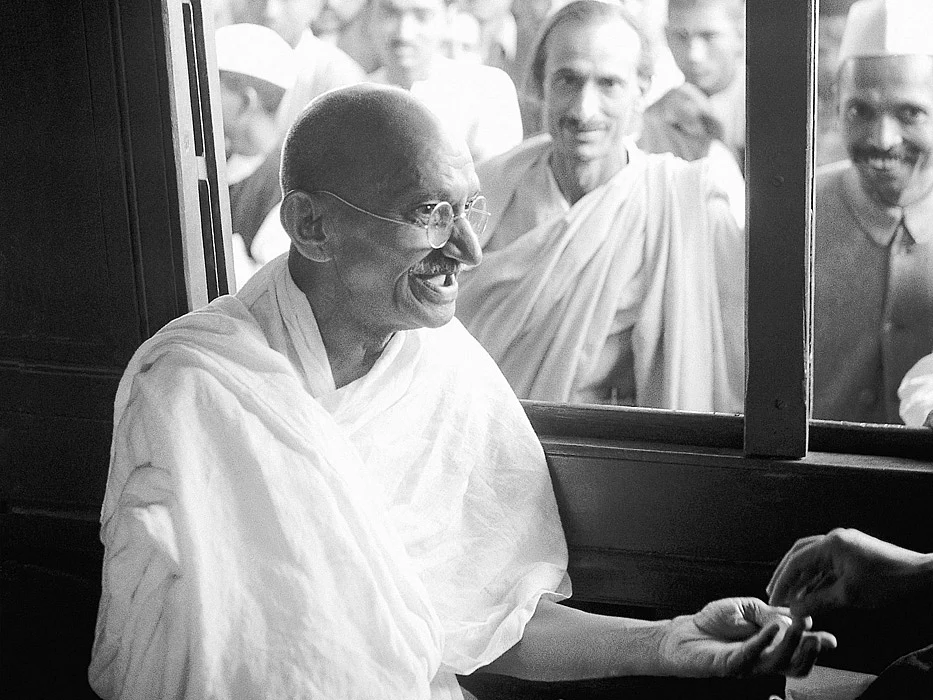 `மூன்று குண்டுகளால் மகாத்மாவை அழித்துவிட முடியுமா...!'- காந்தியின் நினைவு தினப் பகிர்வு