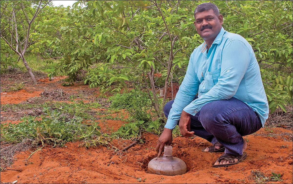 தண்ணீர் கேன் பாசனத்துடன் சக்திகுமார்
