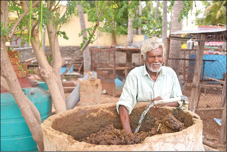 சாணத்தைக் கரைக்கும் பணியில் ராஜரத்தினம்
