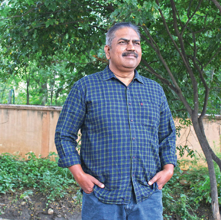 “மக்களுக்காக எழுதாத எழுத்தாளரை மக்கள் காப்பாற்ற மாட்டார்கள்!” - இரா.முருகவேள்