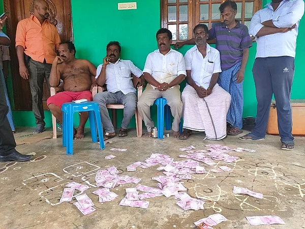 வாக்காளர்களுக்குப் பணம் கொடுக்க முயற்சி செய்ததாகப் புகார்