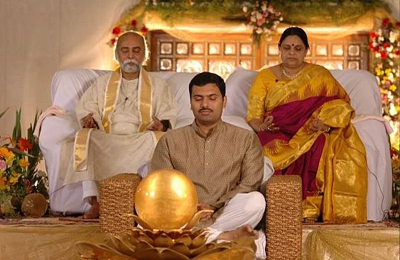 மகன் கிருஷ்ணா உடன் கல்கி பகவான்