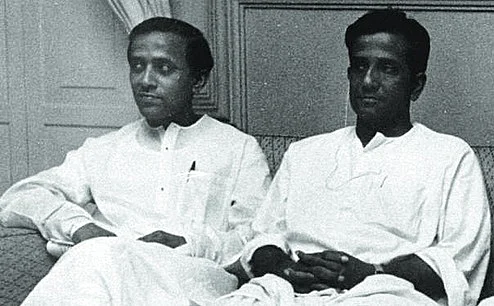 ஜோதி பாசு (இடது) பூபேஷ் குப்தா (வலது)