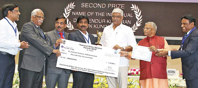 விருதுபெறும் செந்தூர்குமரன்