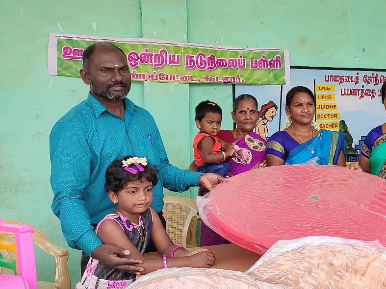 `தனியார் பள்ளிக் கட்டணத்துக்கு நிகரான கல்விச் சீர்!'-அரசுப் பள்ளியில் மகளைச் சேர்த்த ஆசிரியத் தம்பதி