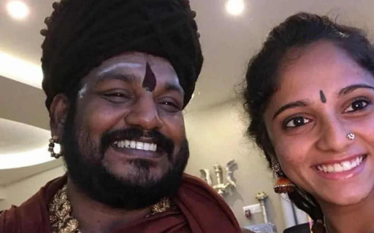 நித்யானந்தாவுடன் ஷர்மா மூத்த மகள்