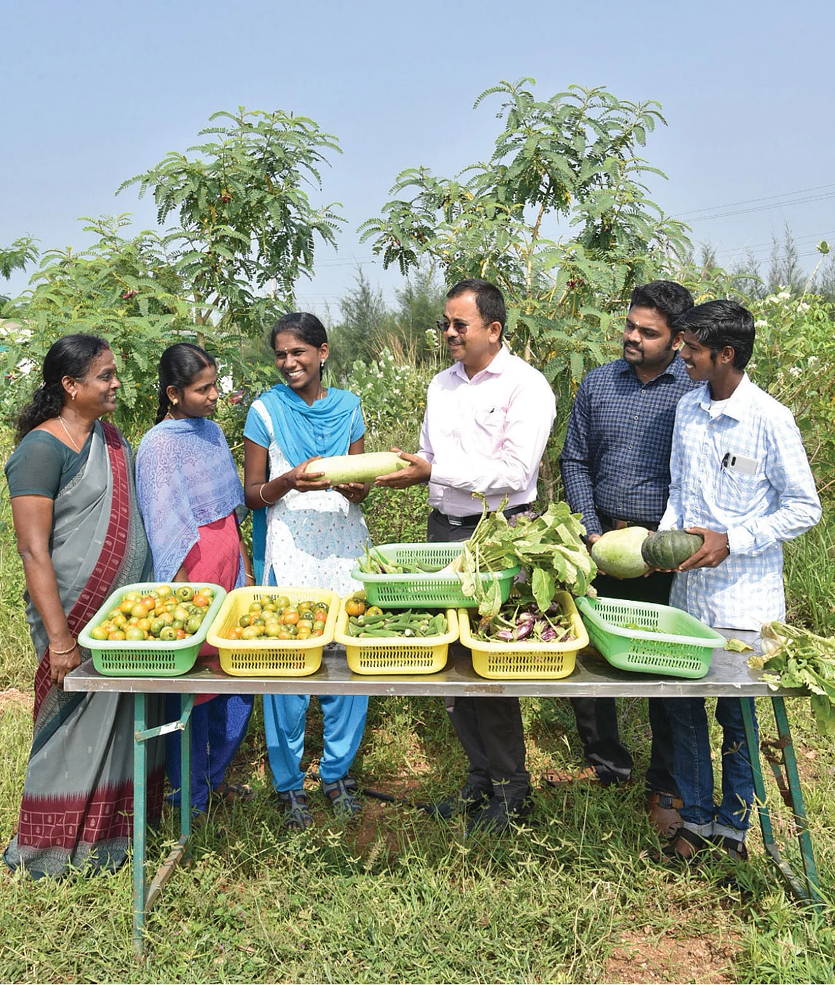 பண்ணைக்குள் காய்கறி விற்பனையில்... சிவராமன்
