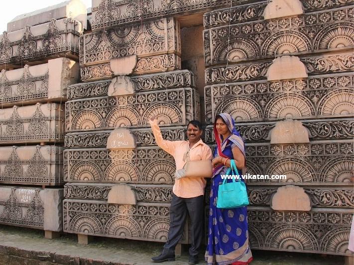 அயோத்தி ராமர் கோயில் கட்டுமானப் பொருள்கள்... பார்வையிடும் பக்தர்கள்! #VikatanInAyodhya #PhotoAlbum