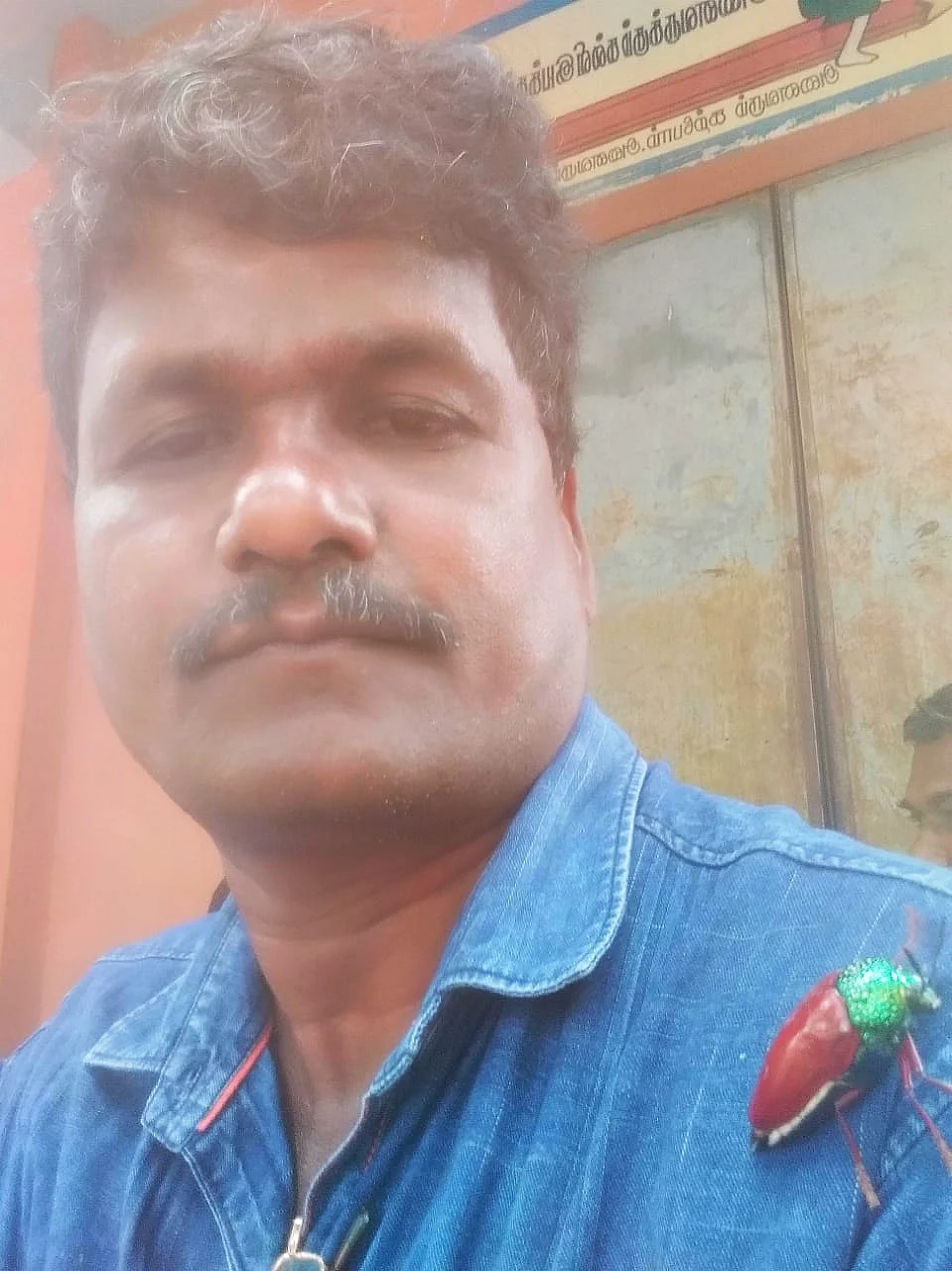 பொன்னுசாமி உடம்பில் பொன்வண்டு