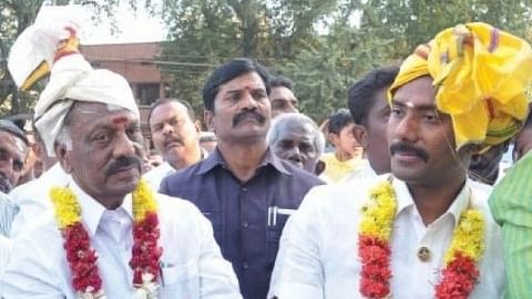பன்னீருடன் ரவீந்திரநாத் குமார்..