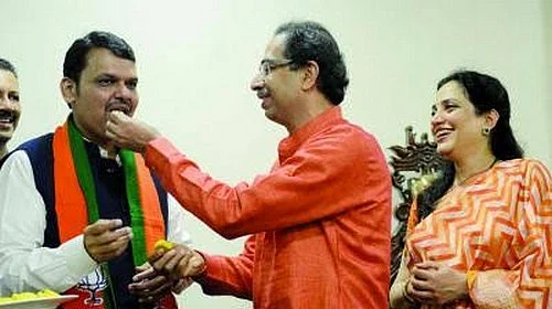 2014-ம் ஆண்டு பட்னாவிஸ் முதல்வரானதும் இனிப்பு ஊட்டும் உத்தவ்