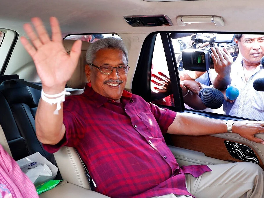 இலங்கை டு மாலத்தீவு டு சிங்கப்பூர்? - `AN32' விமானத்தில் மனைவியுடன் கோத்தபய தப்பியது எப்படி?!