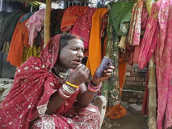 `துரோகம்.. மரணம்.. பயம்' - 30 வருடங்களாக மணப்பெண் கோலத்தில் வலம்வரும் கூலித் தொழிலாளி!