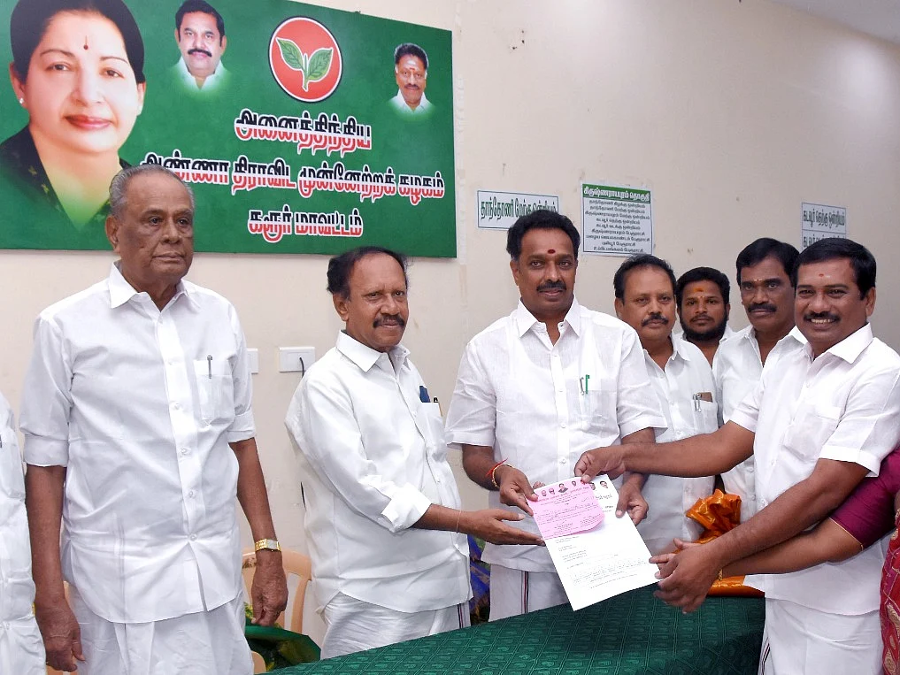 `மேலோகத்தில்தான் வெற்றிடம் உள்ளது!' -கரூரில் `திடீரென' தலைகாட்டிய தம்பிதுரை
