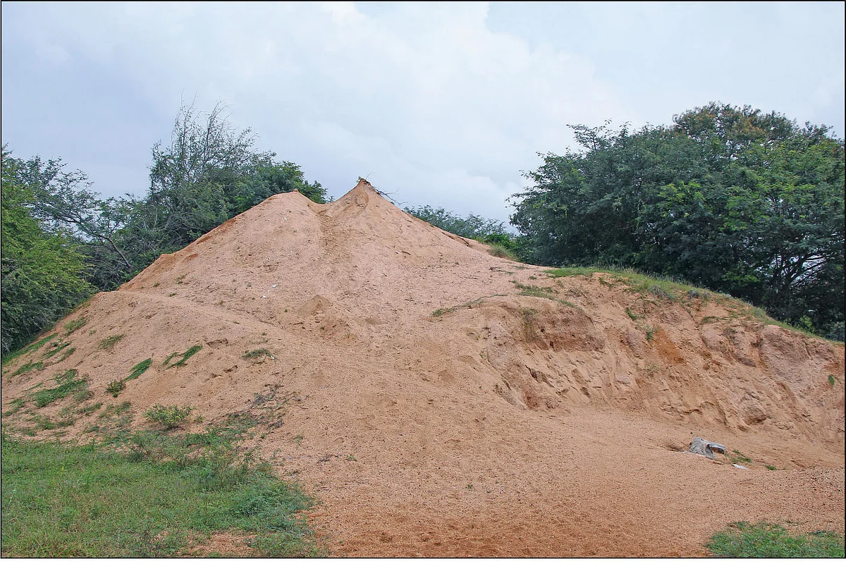 `மண்ணே மலையான அற்புதம்’