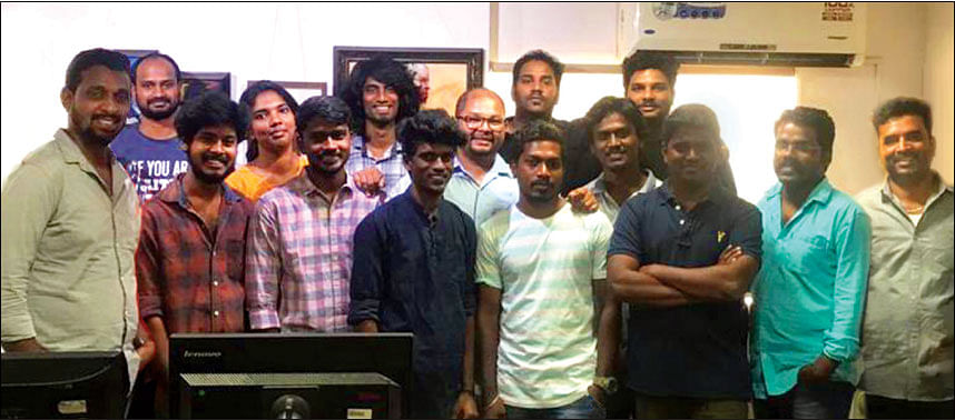 செந்தில்... தன் குழுவினருடன்