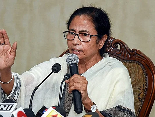 `ஒட்டுக்கேட்கிறார்கள்... போனில் சுதந்திரமாகப் பேச முடியவில்லை!' - அலறும் மேற்குவங்க முதல்வர்