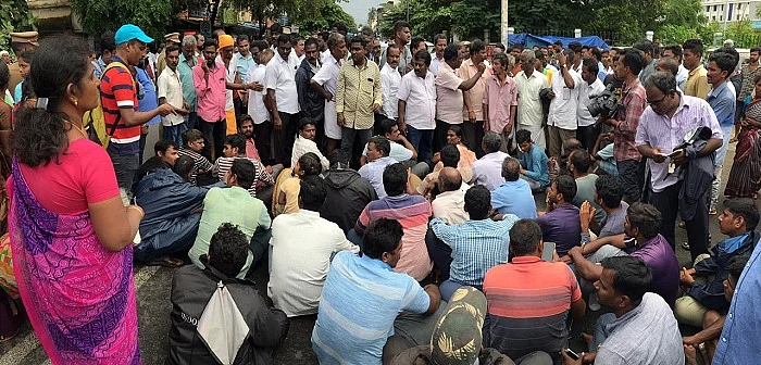 உடலை வாங்க மறுத்து சாலை மறியல்