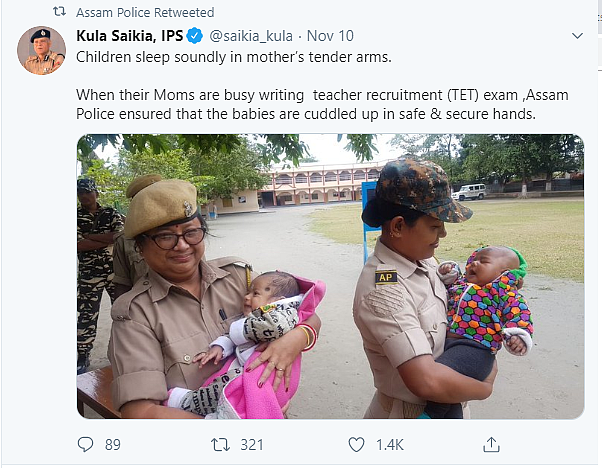 குழந்தைகளை அரவணைத்த பெண் காவலர்கள்