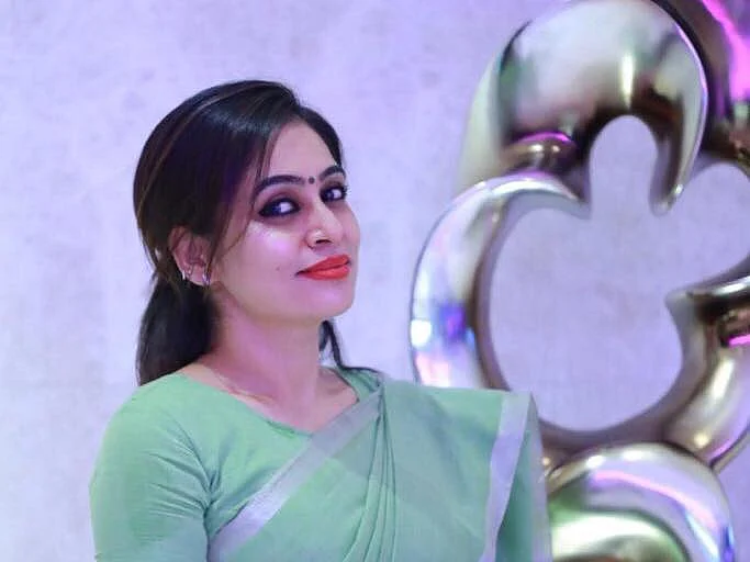 `என் வைரல் மீம்களை ஃபார்வர்டு செய்வதற்கு முன்..?' - கோவை அ.தி.மு.க. உறுப்பினர் சோனாலி