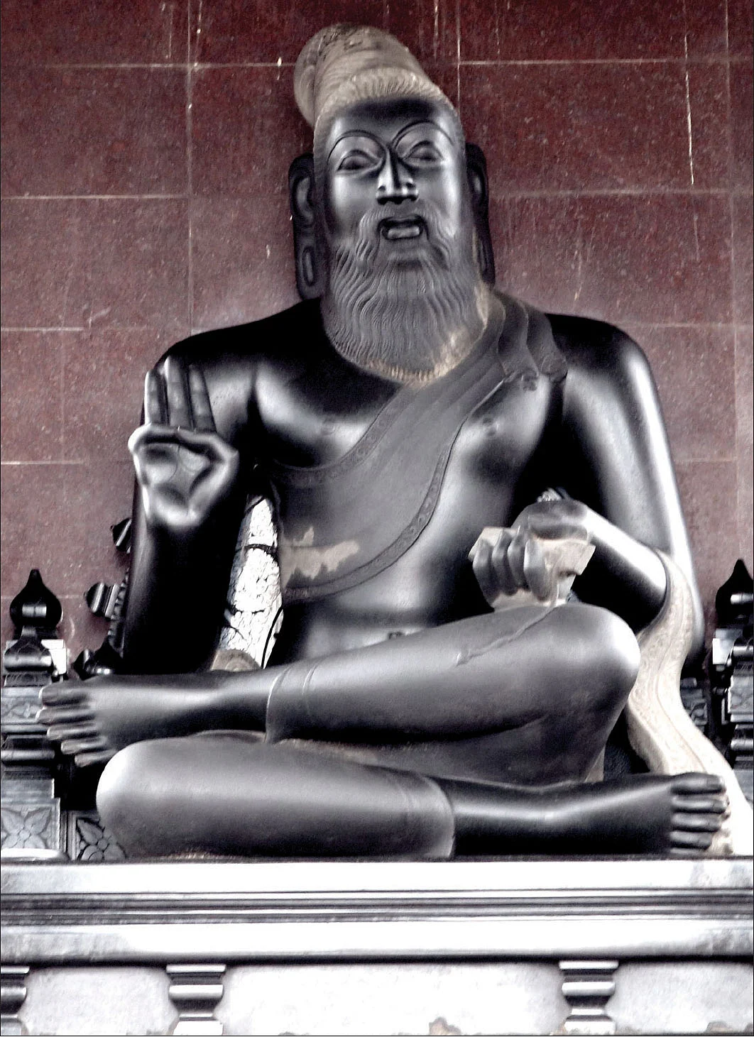 இன்னும் ஓயாத சர்ச்சை... அல்லல்படும் அய்யன் வள்ளுவர்!