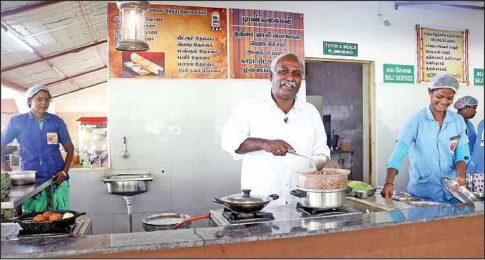 உணவகத்தில் மனோ சாலமன்