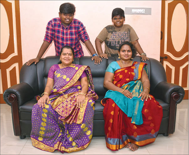 அம்மா, மகன்களுடன் லட்சுமி