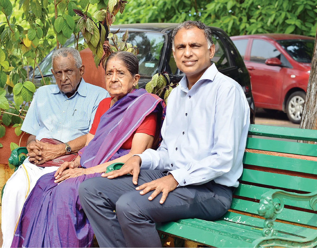 பெற்றோருடன் லட்சுமணன்