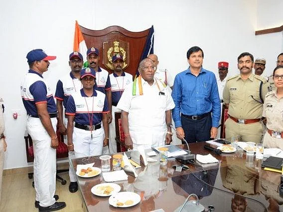 புதுச்சேரி போலீஸின் `டி-ஷர்ட்’ யூனிஃபார்ம்! - சுற்றுலாப் பயணிகளைக் கவர விடுமுறை திட்டம்