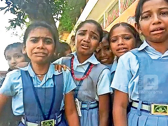 `எங்களை விட்டுப் போகாதீங்க டீச்சர்!' -கதறி அழுத மாணவர்களால் கலங்கிய ஆசிரியை அம்ரிதா