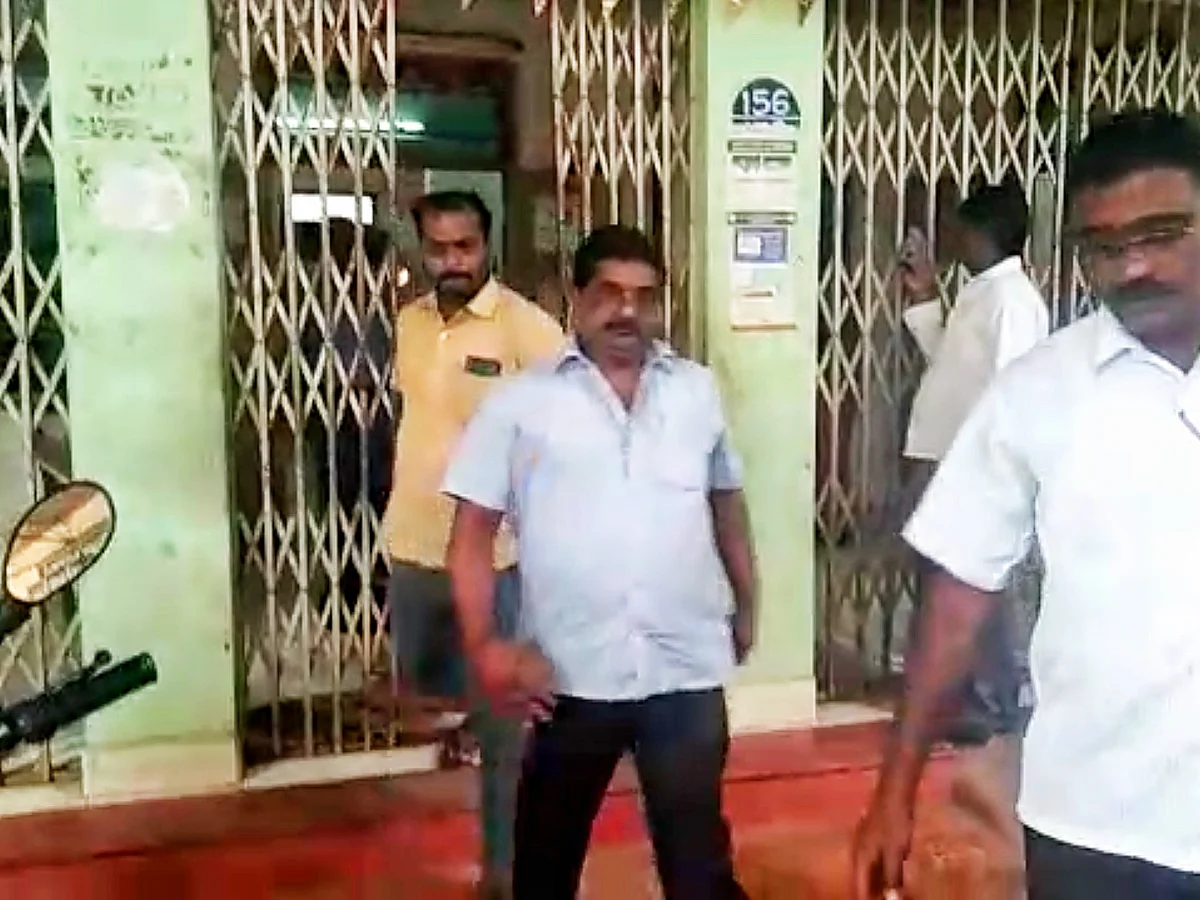 கைது செய்யப்பட்ட பேரூராட்சி செயல் அலுவலர்