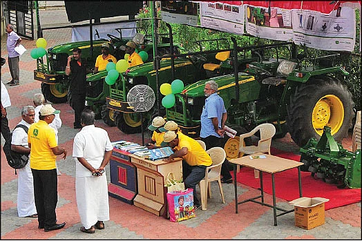 விவசாயத்துக்குப் பயன்படும் கருவிகளின் அணிவகுப்பு
