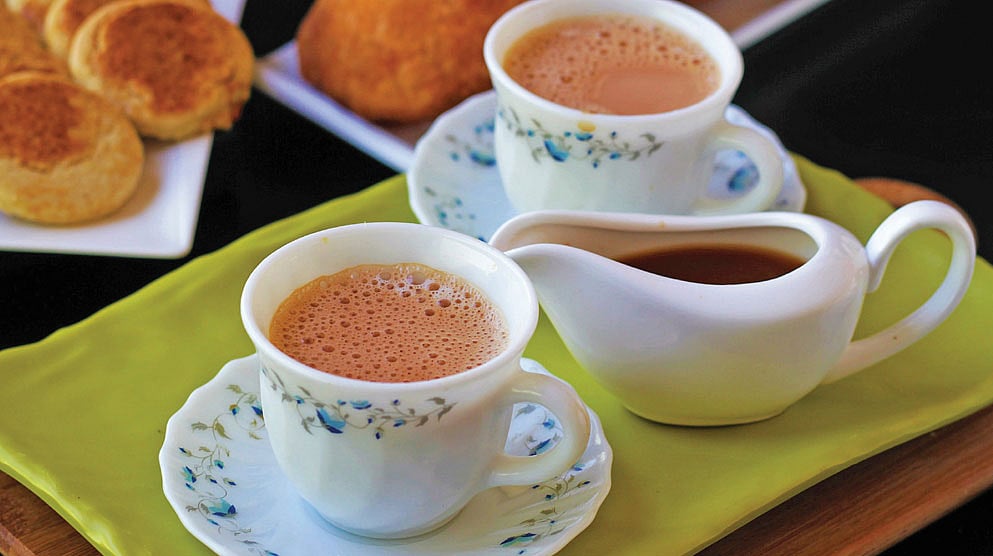 இந்தியர்களின் உணவில் இடம் பிடித்த டீ, மஞ்சள்... கொரோனா பாதிப்பைக் குறைக்க உதவியதாக ஆய்வில் தகவல்!