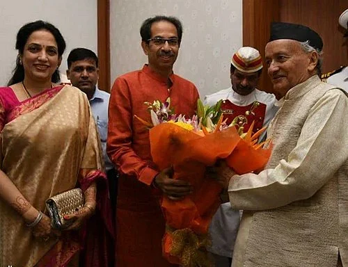 மனைவியுடன் ஆளுநரை சந்தித்த உத்தவ்