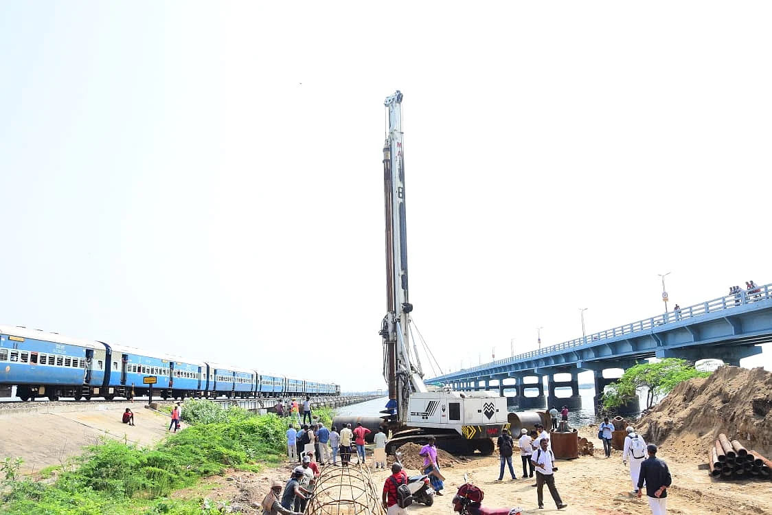 புதிய ரயில் பாலம் அமைக்க மண் ஆய்வு