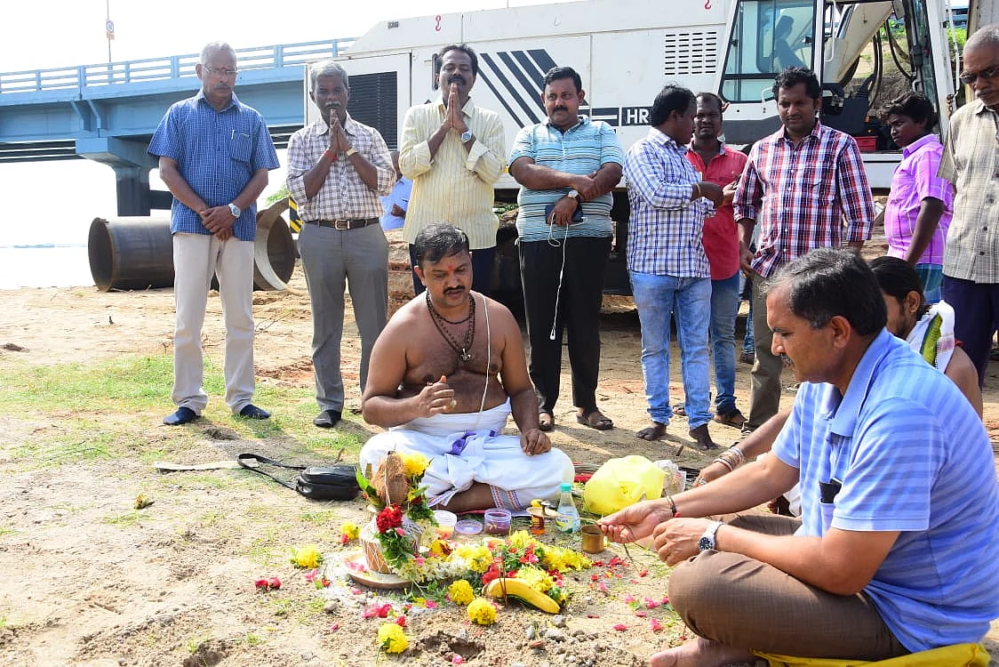 புதிய ரயில் பாலம் கட்ட மண் ஆய்வுக்கான பூஜை.