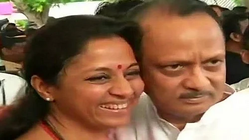 சகோதரி சுப்ரியாவுடன் அஜித் பவார்