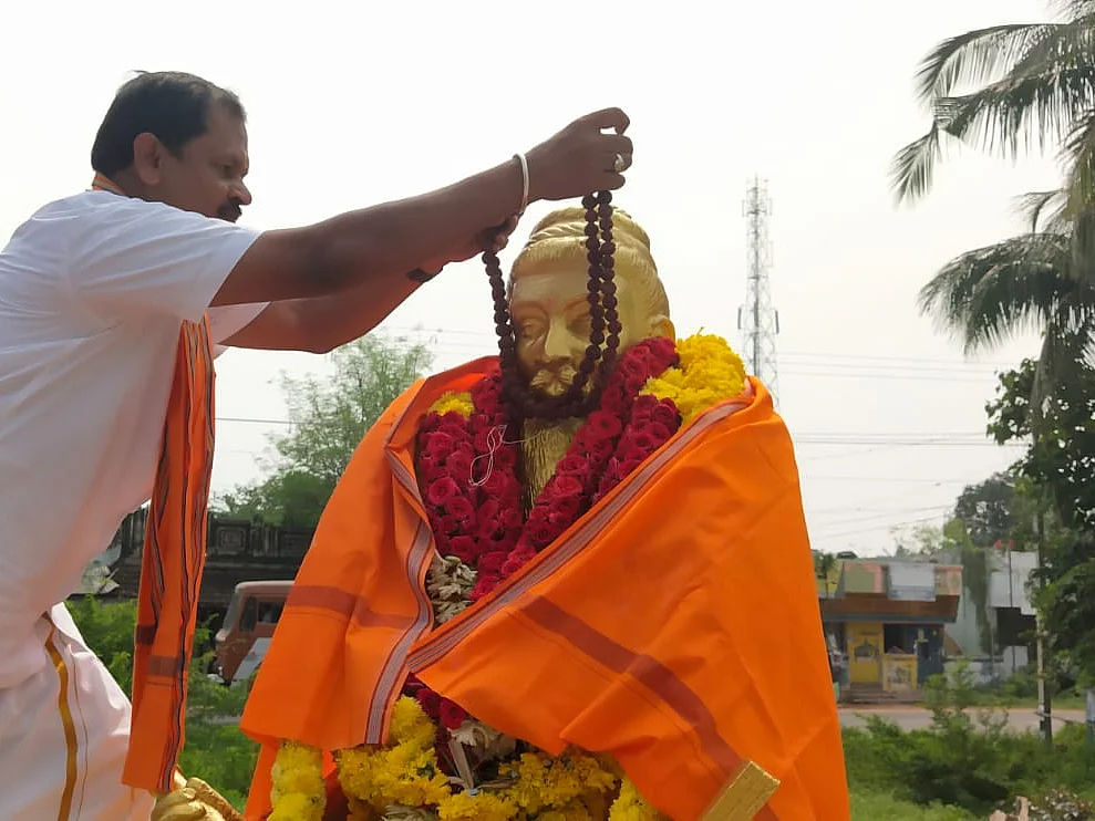 திருவள்ளுவர் சிலைக்குக் காவி உடை, ருத்ராட்ச மாலை! -தஞ்சையில் கைதான அர்ஜுன் சம்பத்