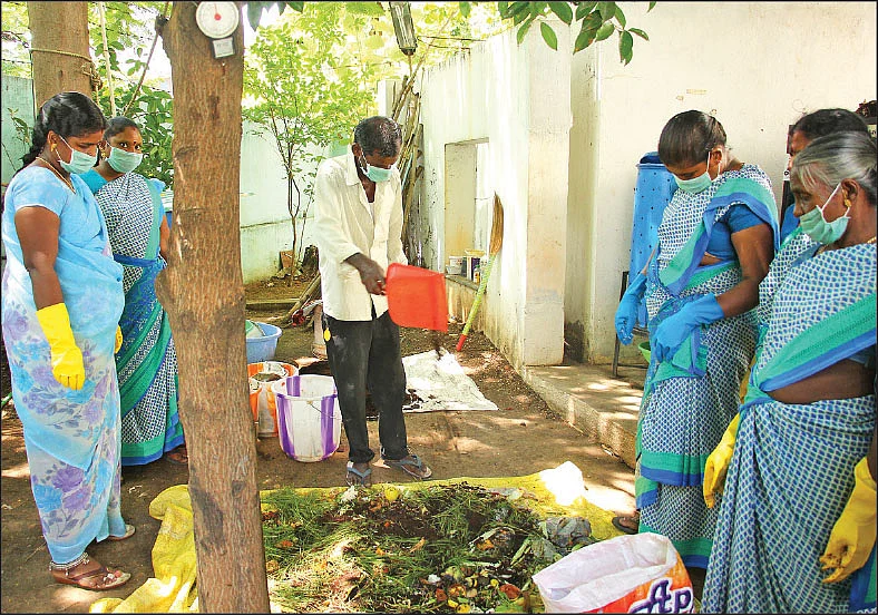 கழிவுகள்மீது பயோ கிளீன் பவுடர் தூவுதல்