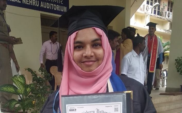 `ஹிஜாப் அணிந்தது குற்றமா?' - குடியரசுத் தலைவர் விழாவில் கொதித்த புதுச்சேரி பல்கலை மாணவி #CAA