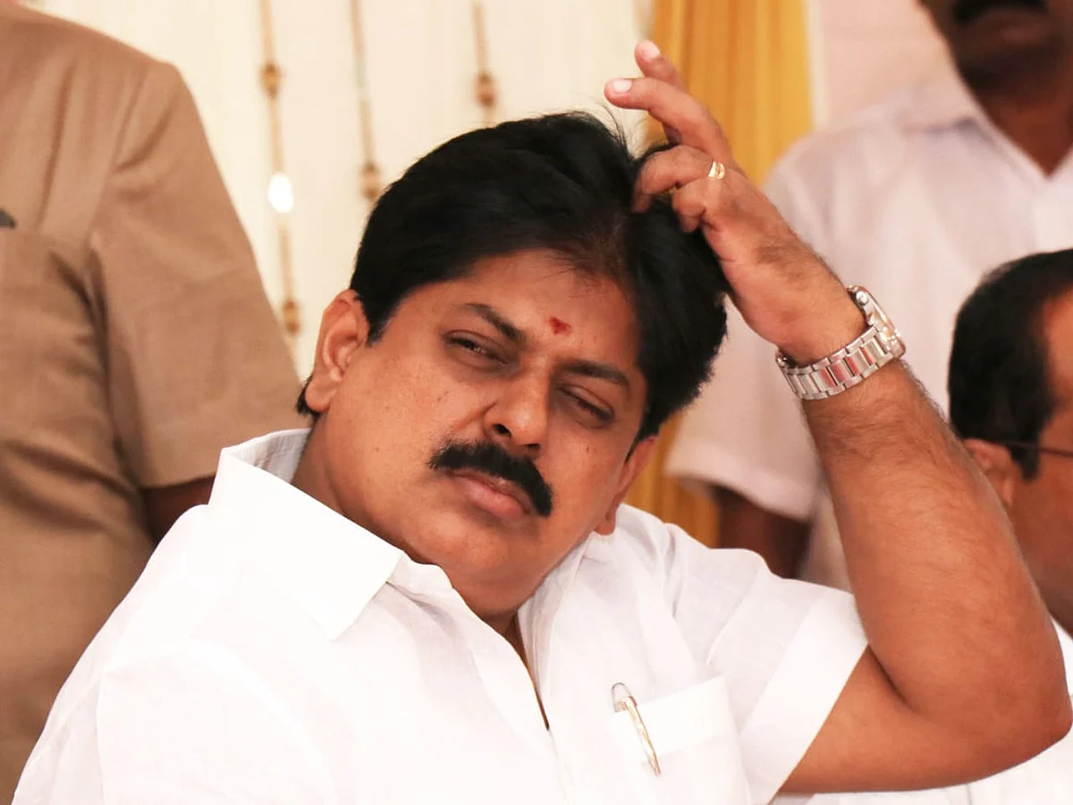 தலைவர் பதவி ரேஸில் சகோதரிகள்! - `யாருக்கு ஆதரவு' குழப்பத்தில் முன்னாள் அமைச்சர் மணிகண்டன்