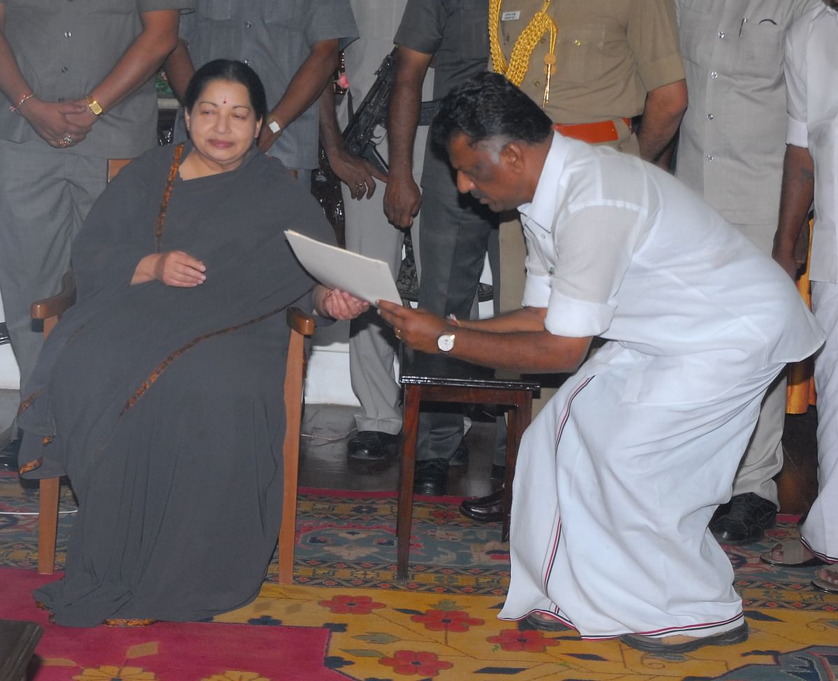 ஜெயலலிதாவுடன் பன்னீர்செல்வம்