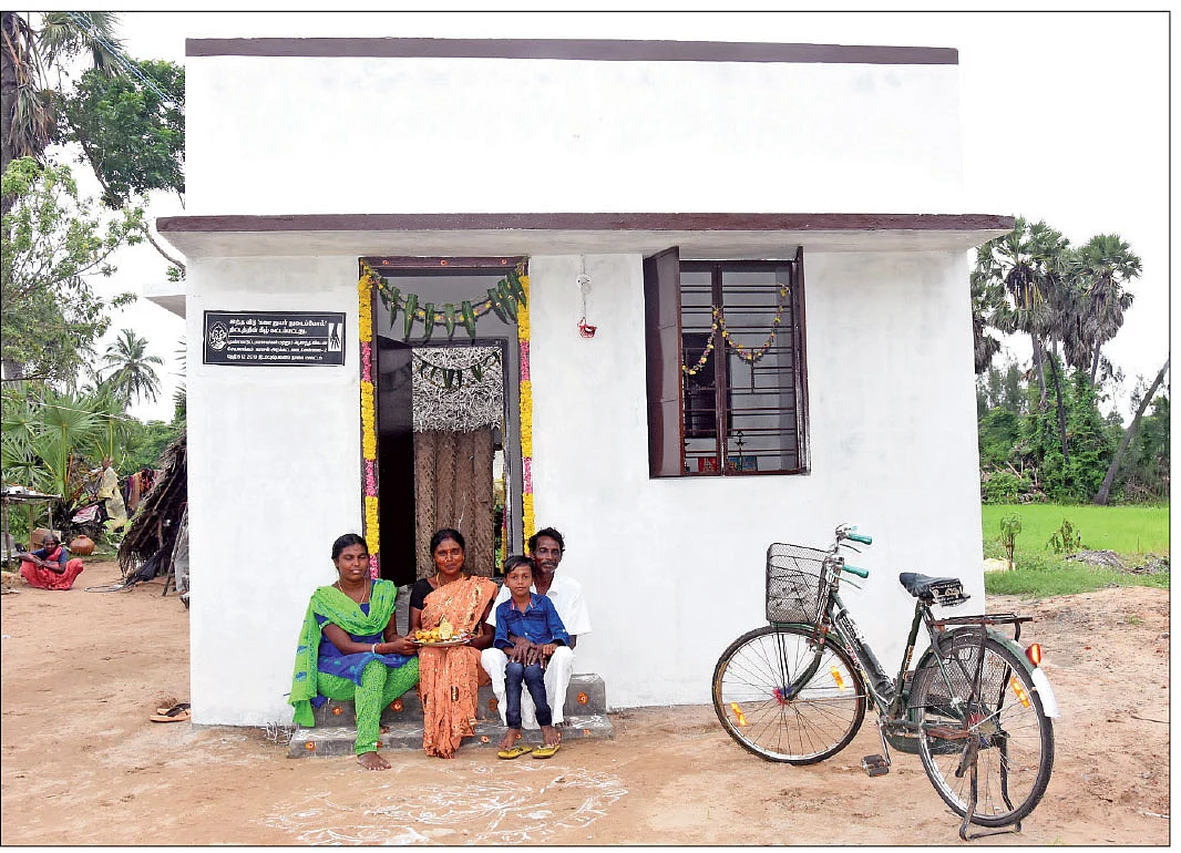 கஜா சுருட்டிய குடிசைகள்... வீடு வழங்கிய விகடன் வாசகர்கள்!