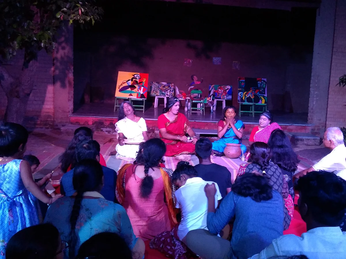 `பழமொழிக்குள் ஒளிந்திருக்கும் கதைகள்!' - வியக்க வைத்த நவீன நாடகம்