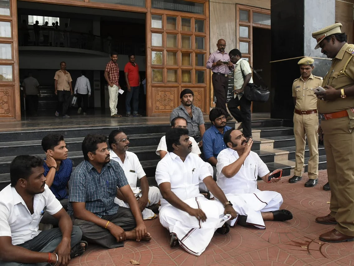 `ஆளுங்கட்சியினரால் உதவி அலுவலர்கள் மிரட்டப்படுகிறார்கள்!'- கொதிக்கும் சேலம் தி.மு.க