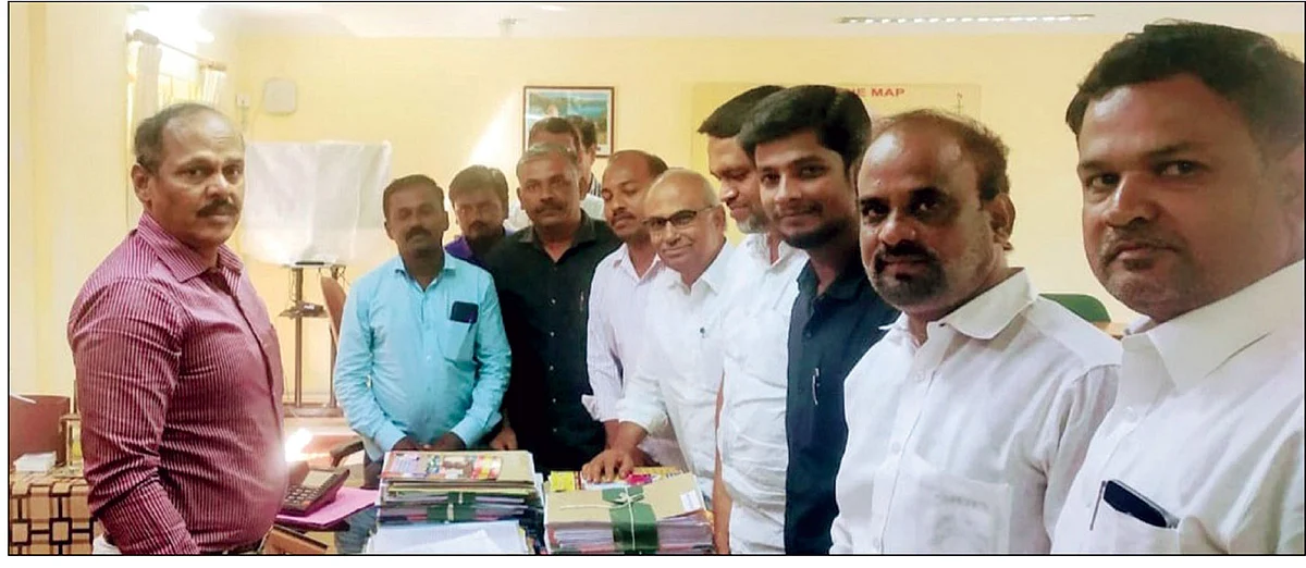 மேற்கு மண்டல ஐ.ஜி-யிடம் புகார் மனு கொடுத்தபோது...